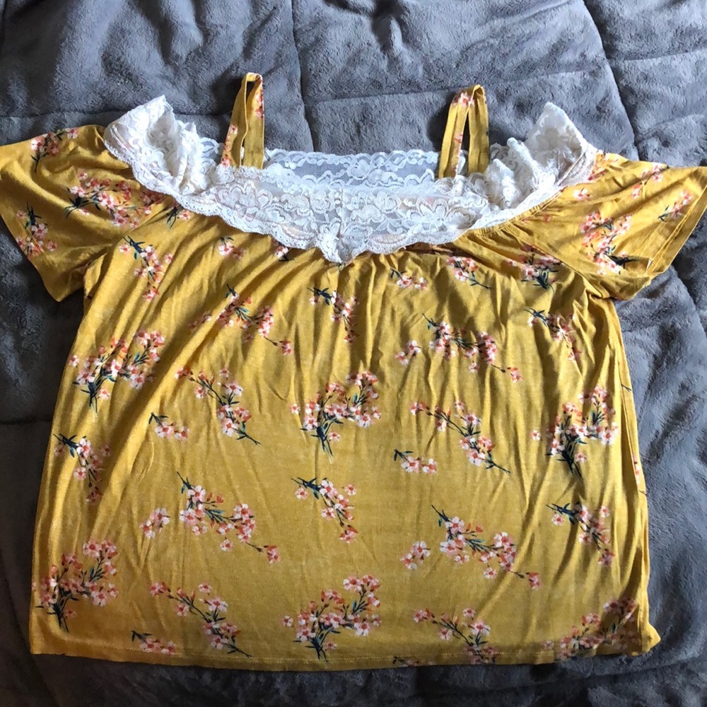 Shoulders cut out tshirt